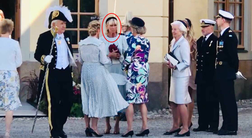Hovdamen, adjutanterna, överhovmästarinnan. Och prinsessan Sofias (för de flesta) okända stylist. Överceremonimästare Johan Molander Prinsessan Sofias stylist Lotta Carlsen Överhovmästarinnan Kirstine von Blixen-Finecke Hovdam Christina von Schwerin Adjutanter Prins Julians dop