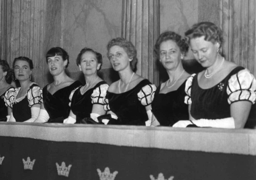Statsrådens fruar bar också hovdräkt. Här på en bild från 1958. Statsrådens fruar i hovdräkt vid Riksdagens högtidliga öppnande 1958.