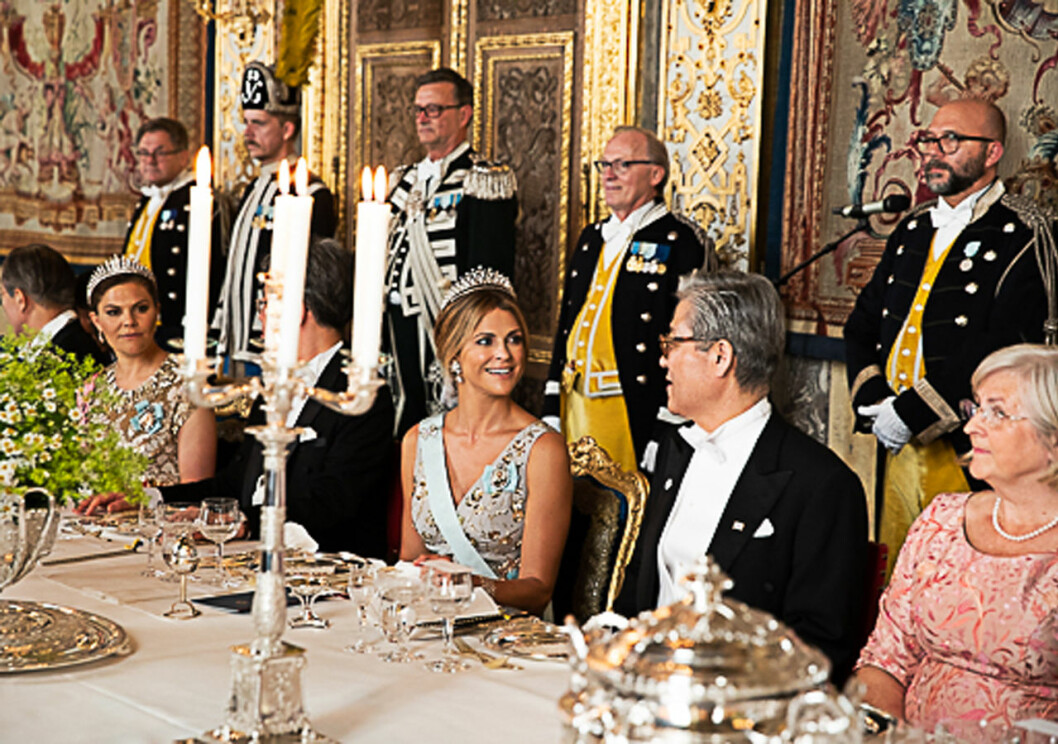 Prinsessan Madeleine med sin bordsherre. Längst till höger skymtar Ulla Löfven. Prinsessan Madeleine med sin bordsherre under galamiddagen på Kungliga slottet.