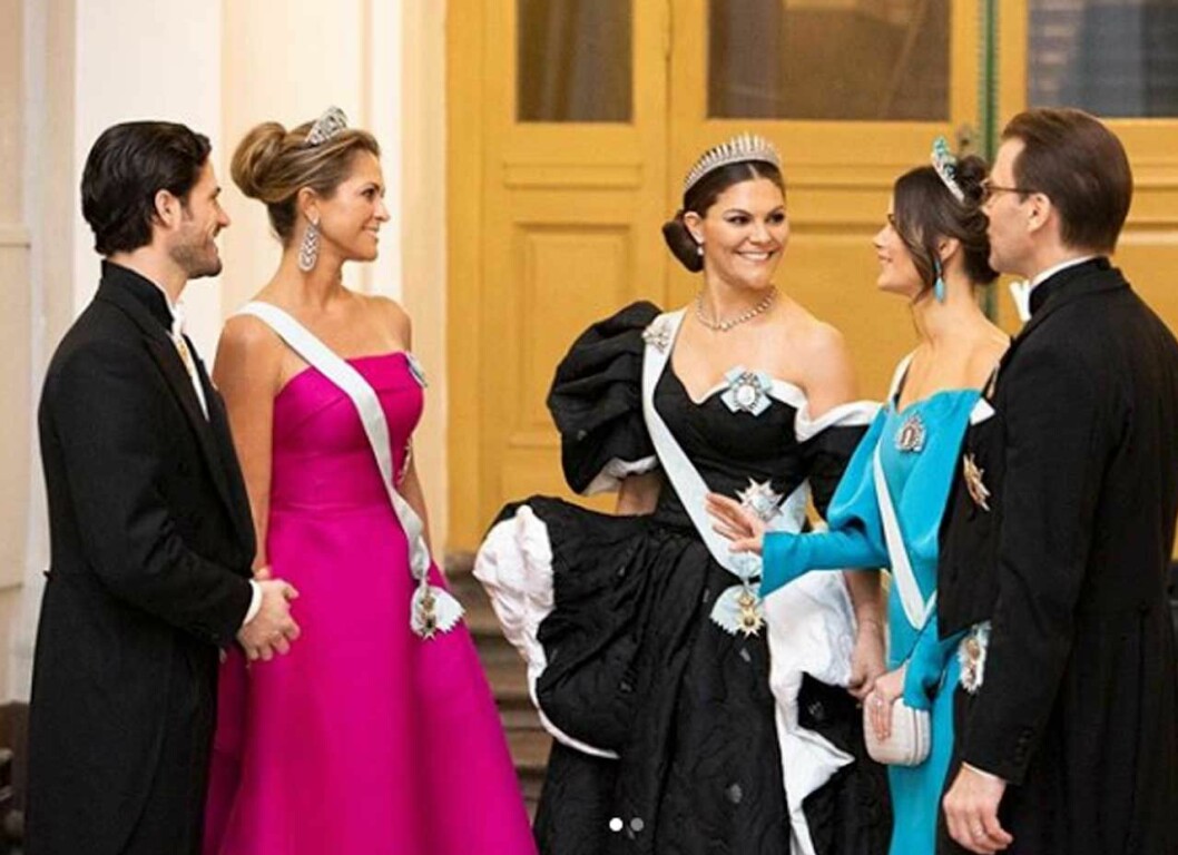 Sofia i azurblått och Madeleine i chocking pink. Och Victoria i nattsvarta volanger. Hovets bilder på kungafamiljen på slottet före Nobelprisutdelningen.
