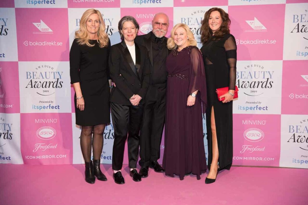 Hovfrisören Peter Hägelstam trivdes mellan Monica Franzén, Vanja Spreitz Armborsth, Mia och Johanna Åkerhielm. Hovfrisören Peter Hägelstam trivdes mellan Monica Franzén, Vanja Spreitz Armborsth, Mia och Johanna Åkerhielm.