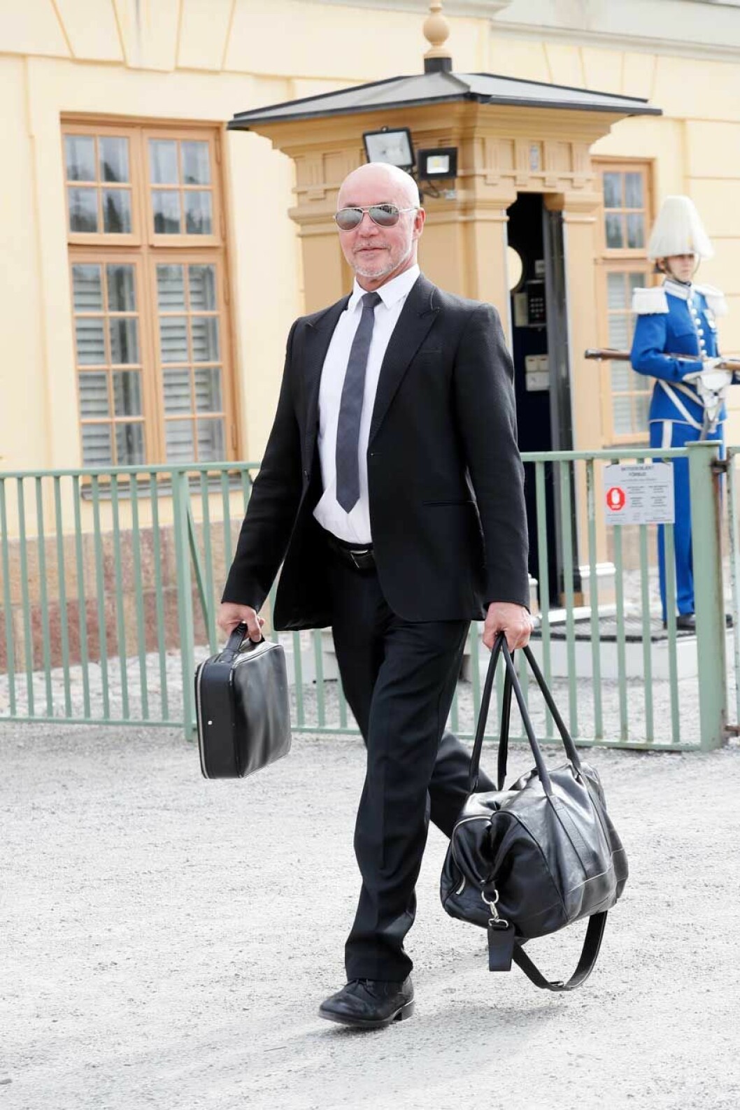 Hovfrisören Peter Hägelstam i full fart mot slottet. Hovfrisören i full fart mot slottet. Det finns frisörrum både på Haga och Drottningholm