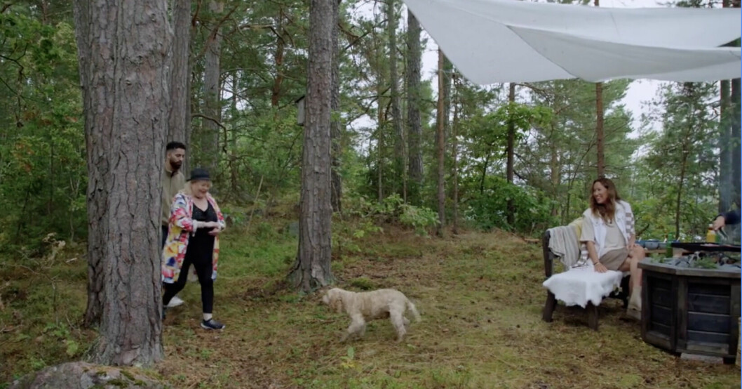Hunden Charlie skäller, och Renée Nyberg får "skälla" på Charlie! Renée Nyberg säger åt hunden Charlie att vara tyst när han skäller