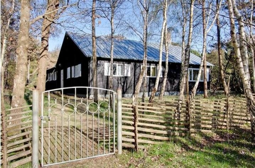 Huset består av fyra längor runt en innergård. På Lilians och Bertils tid var det sovrum i den norra, vardagsrum och matsal i den västra och kök och förvaring i den östra och södra.