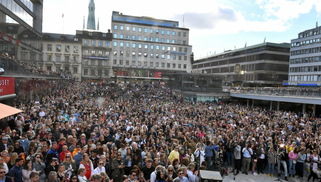 Lördagen den 21 april samlades tusentals människor på Sergel Torg i Stockholm för att hylla Avicii. Lördagen den 21 april samlades tusentals människor på Sergel Torg i Stockholm för att hylla Avicii.