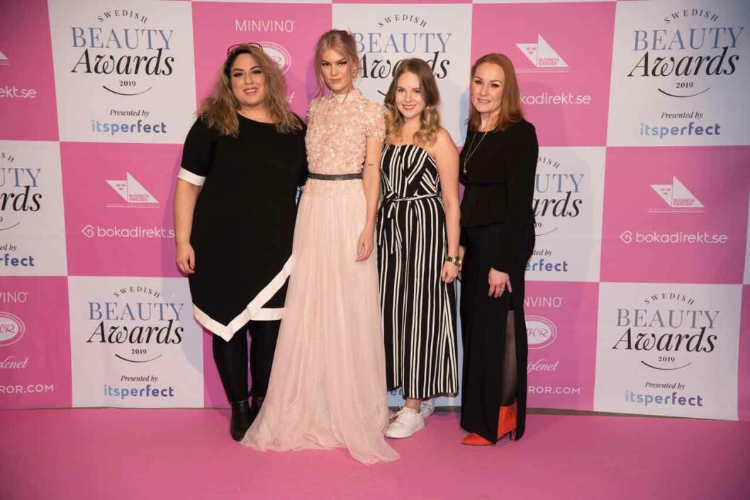I ljusrosa klänning från Ida Sjöstedt kom Sveriges makeup-drottning Linda Hallberg. Här med Aida Ghorban Ebrahimi, Maria Leskinen och Lotta Tellström. I ljusrosa klänning från Ida Sjöstedt kom Sveriges makeup-drottning Linda Hallberg. Här med Aida Ghorban Ebrahimi, Maria Leskinen och Lotta Tellström.