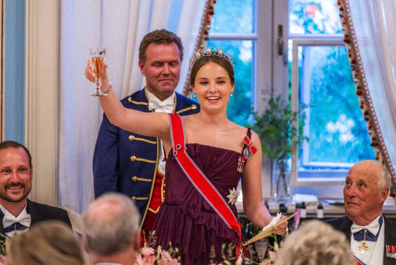 Myndighetsdagen firades med storslagen galamiddag på slottet. Ingrid Alexandra höjer ett glas på sin galamiddag i och med hennes myndighetsdag