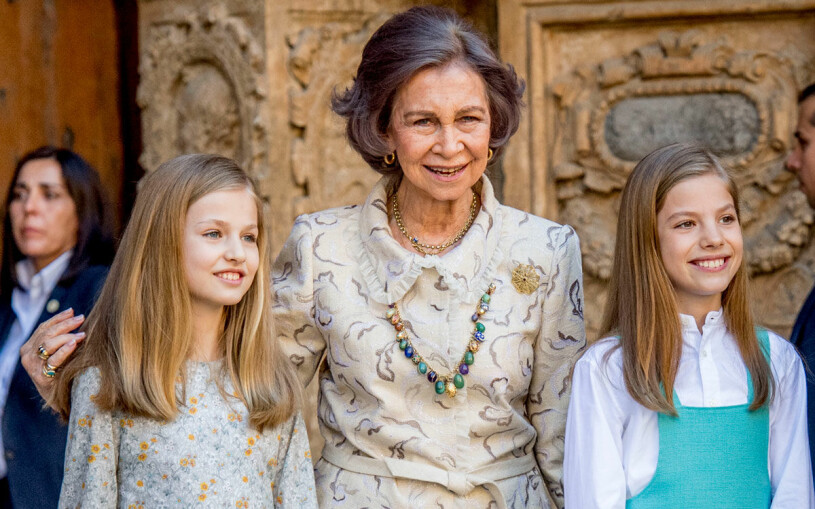 Kronprinsessan Leonor och prinsessan Sofia med farmor Sofia. Foto: Rex Features