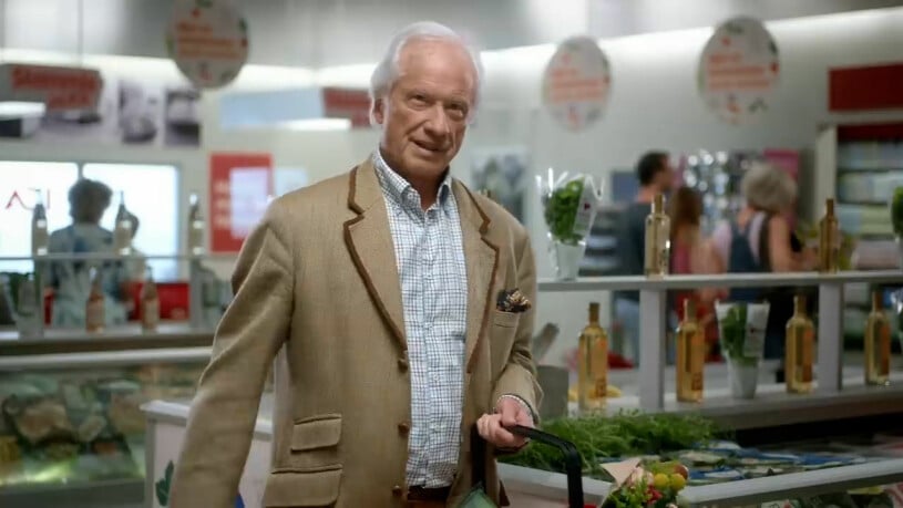 Loa Falkman dyker upp i Ica-reklamen – som sig själv. Loa Falkman dyker upp i Ica-reklamen – som sig själv.