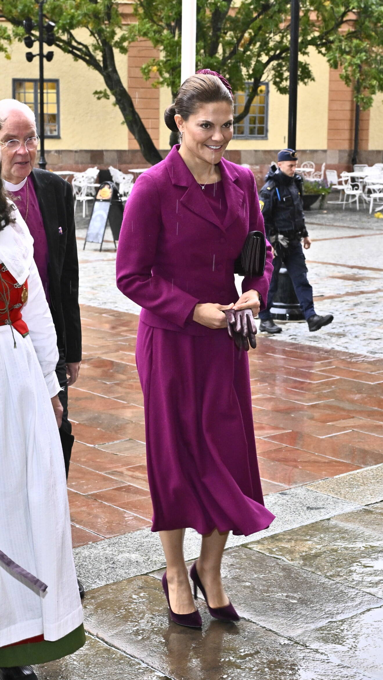 Kronprinsessan Victoria på väg in i Uppsala domkyrka