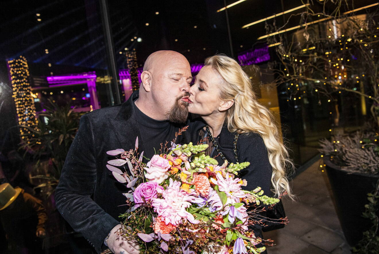Anders Bagge och Johanna Lind Bagge pussas