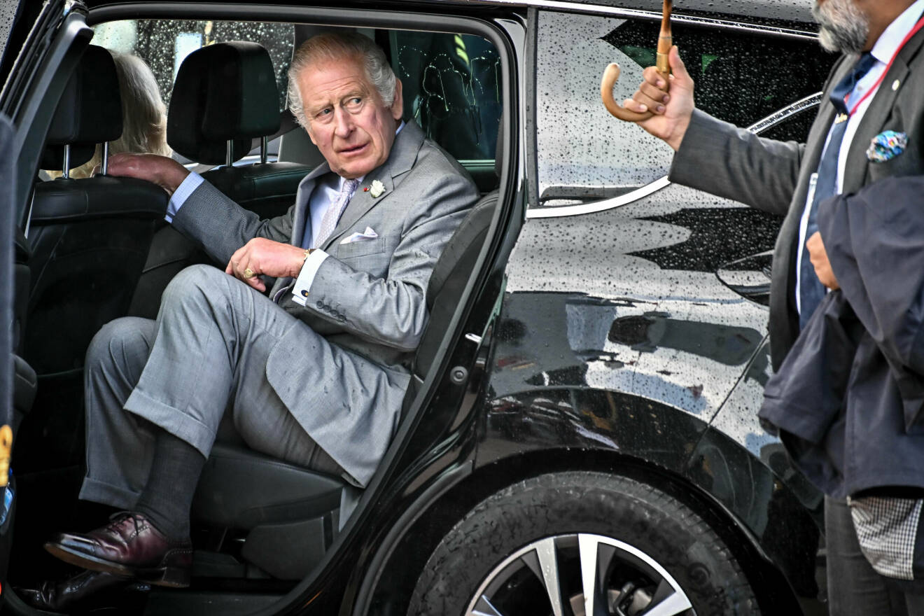 Kung Charles stiger ur den kungliga limousinen
