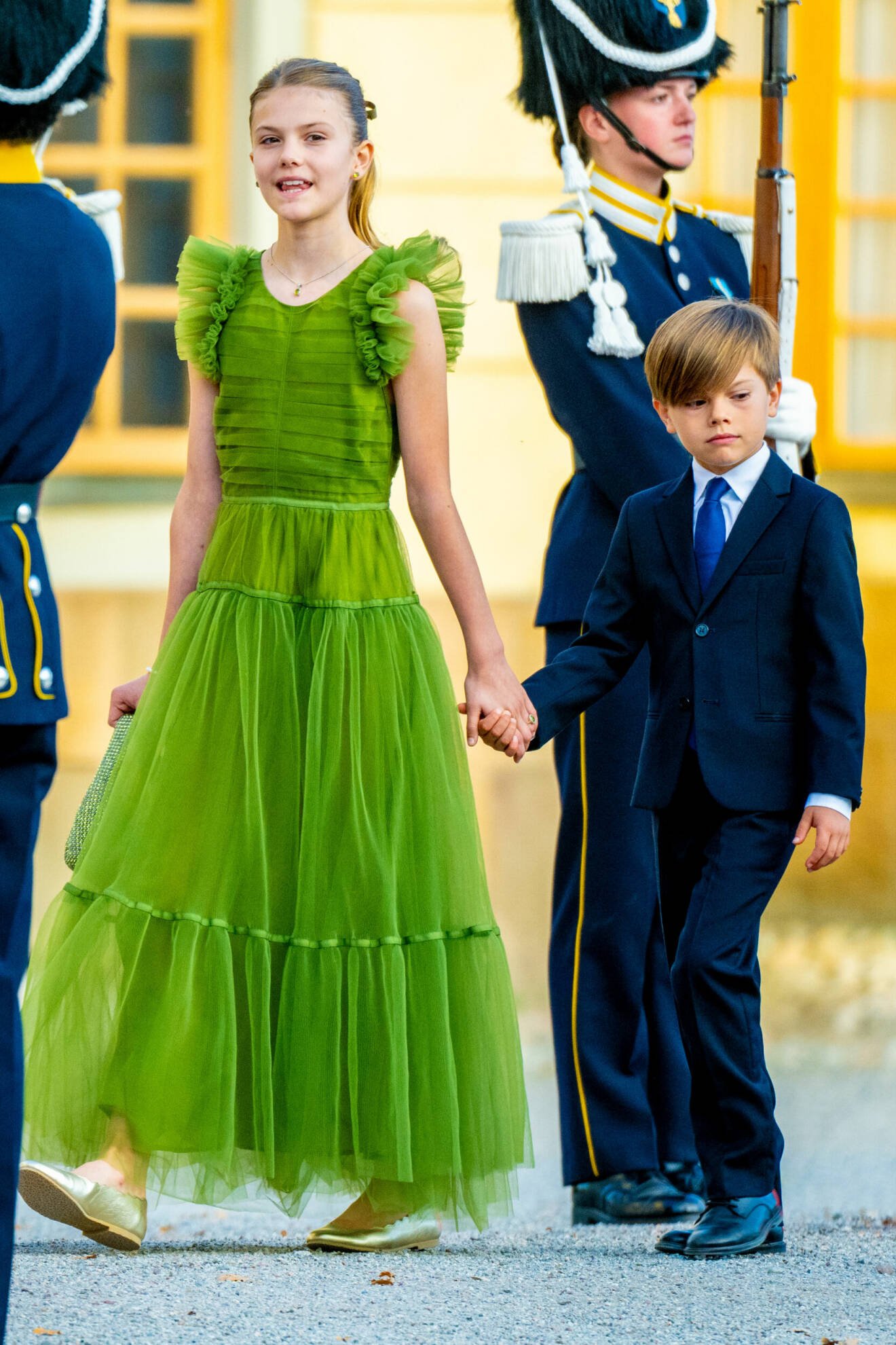 Prinsessan Estelle i kronprinsessan Victorias gröna tyllklänning från HM