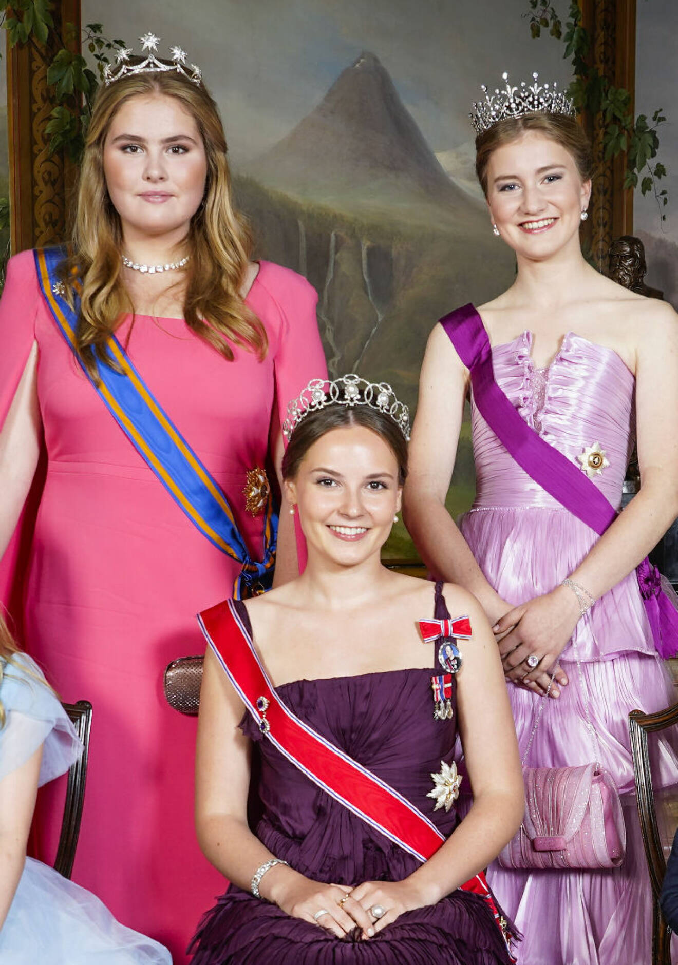 Prinsessan Amalia, prinsessan Ingrid Alexandra och prinsessan Elisabeth klädda till fest