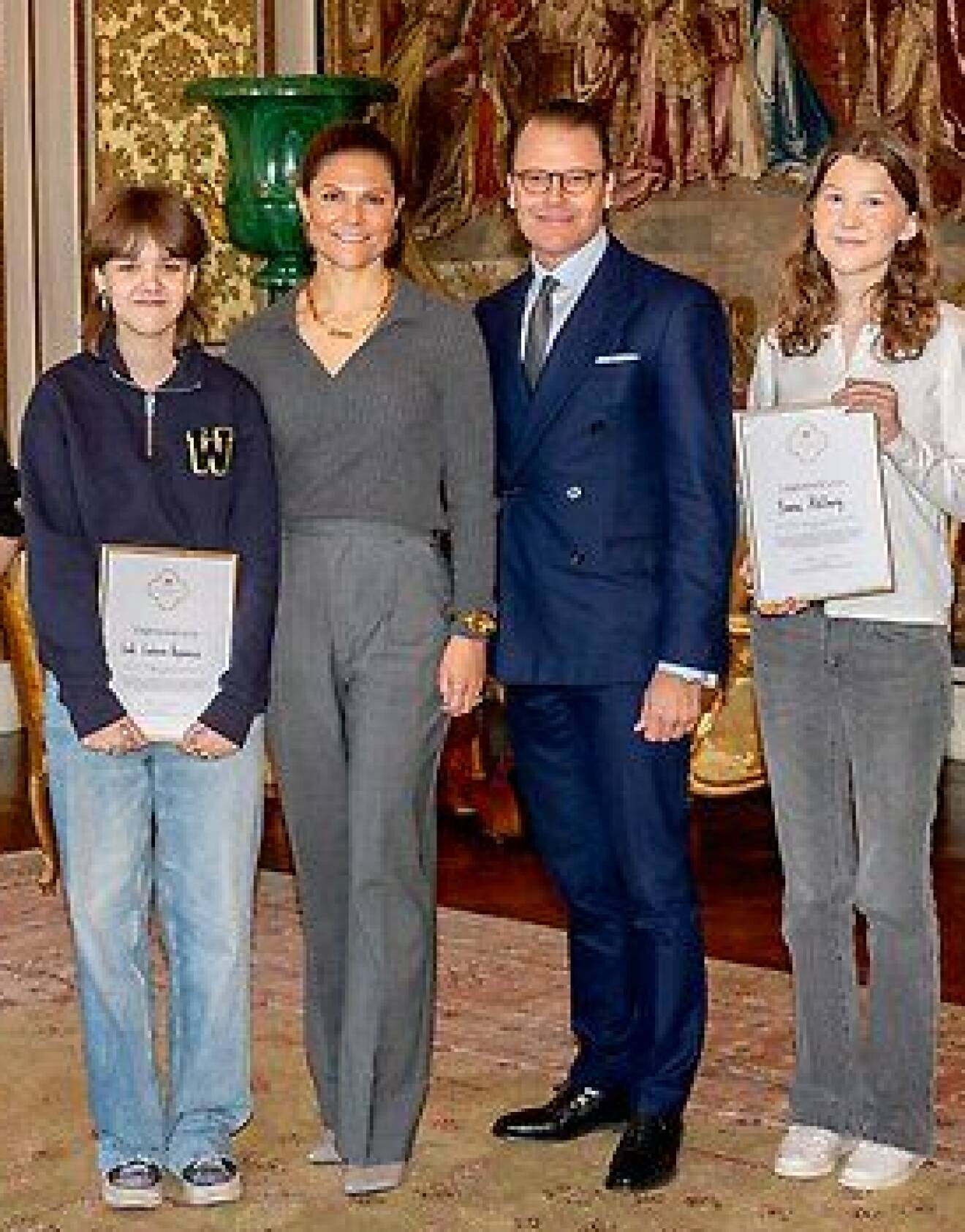 Kronprinsessan Victoria och prins Daniel med två medlemmar av Ungdomsrådet som stöttar Kronprinsessparets stiftelse
