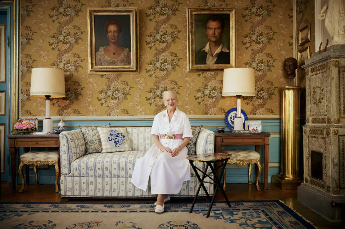 Drottning Margrethe hemma i soffan på Fredensborgs slott