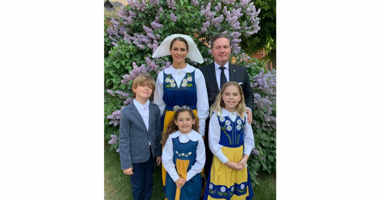 Prinsessan Madeleine, Chris O'Neill, prins Nicolas, prinsessan Adrienne och prinsessan Leonore uppklädda på nationaldagen