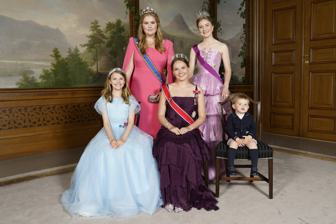 Prinsessan Estelle, prinsessan Ingrid Alexandra, prins Charles, prinsessan Catharina-Amalie och prinsessan Elisabeth poserar i samband med prinsessan Ingrid Alexandras 18-årsfest