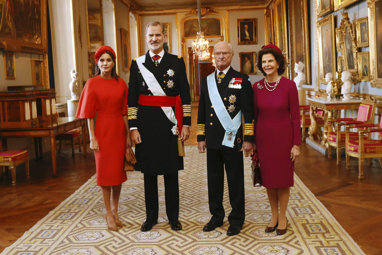 Drottning Letizia, kung Felipe, kung Carl Gustaf och drottning Silvia står bredvid varandra