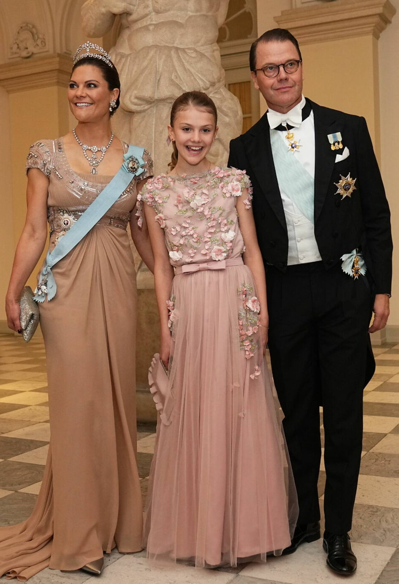 Kronprinsessan Victoria, prinsessan Estelle och prins Daniel på galamiddag för prins Christian i Köpenhamn
