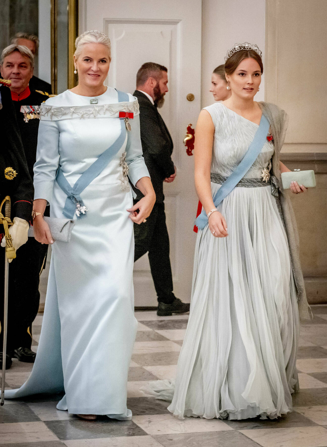Prinsessan Ingrid Alexandra med sin mamma kronprinsessan Mette-Marit, som gjorde comeback efter några veckors sjukdom