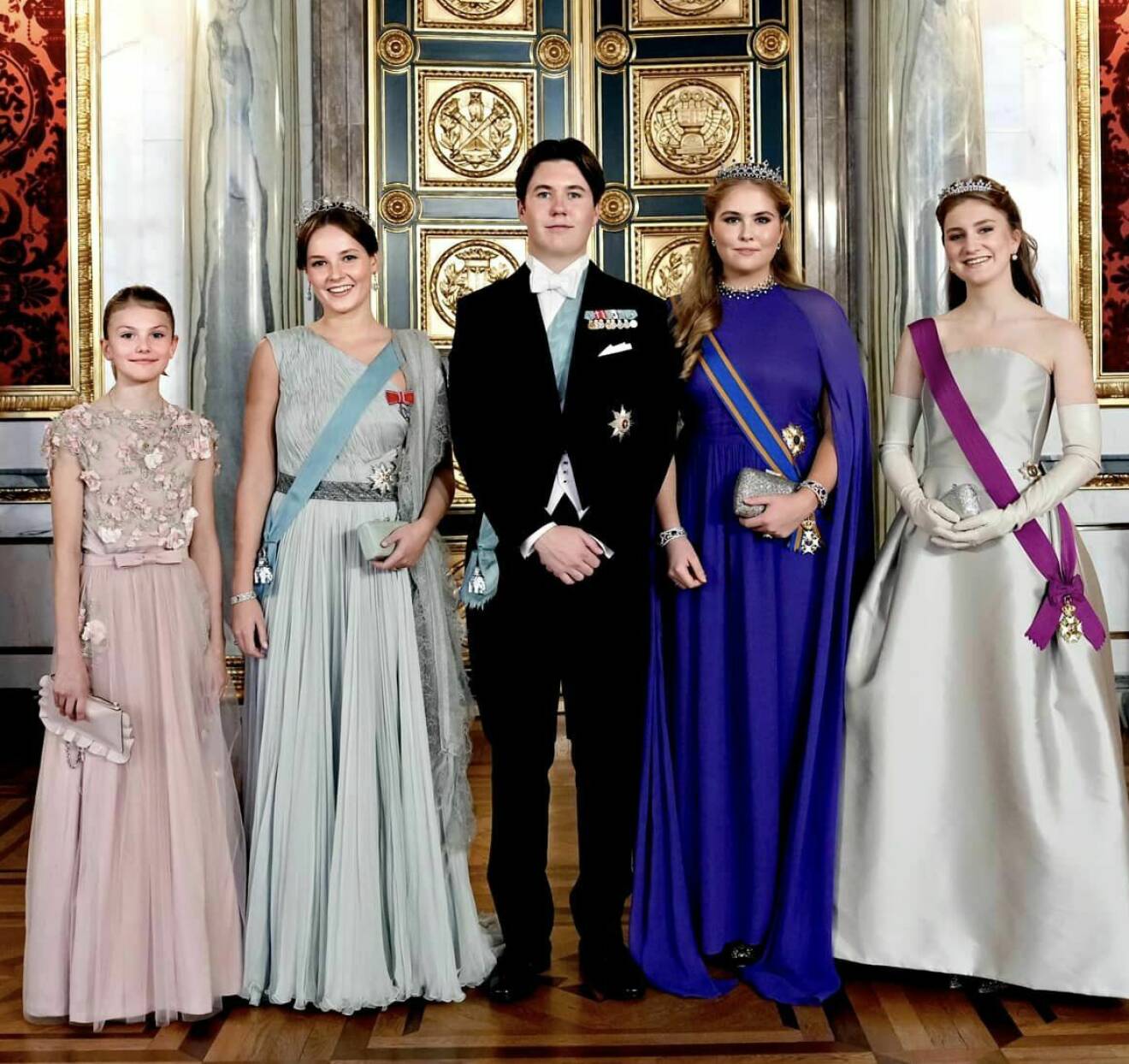 Den unika bilden på fem unga tronföljare: Prinsessorna Estelle, Ingrid Alexandra, Catharina-Amalia och Elisabeth tillsammans med prins Christian