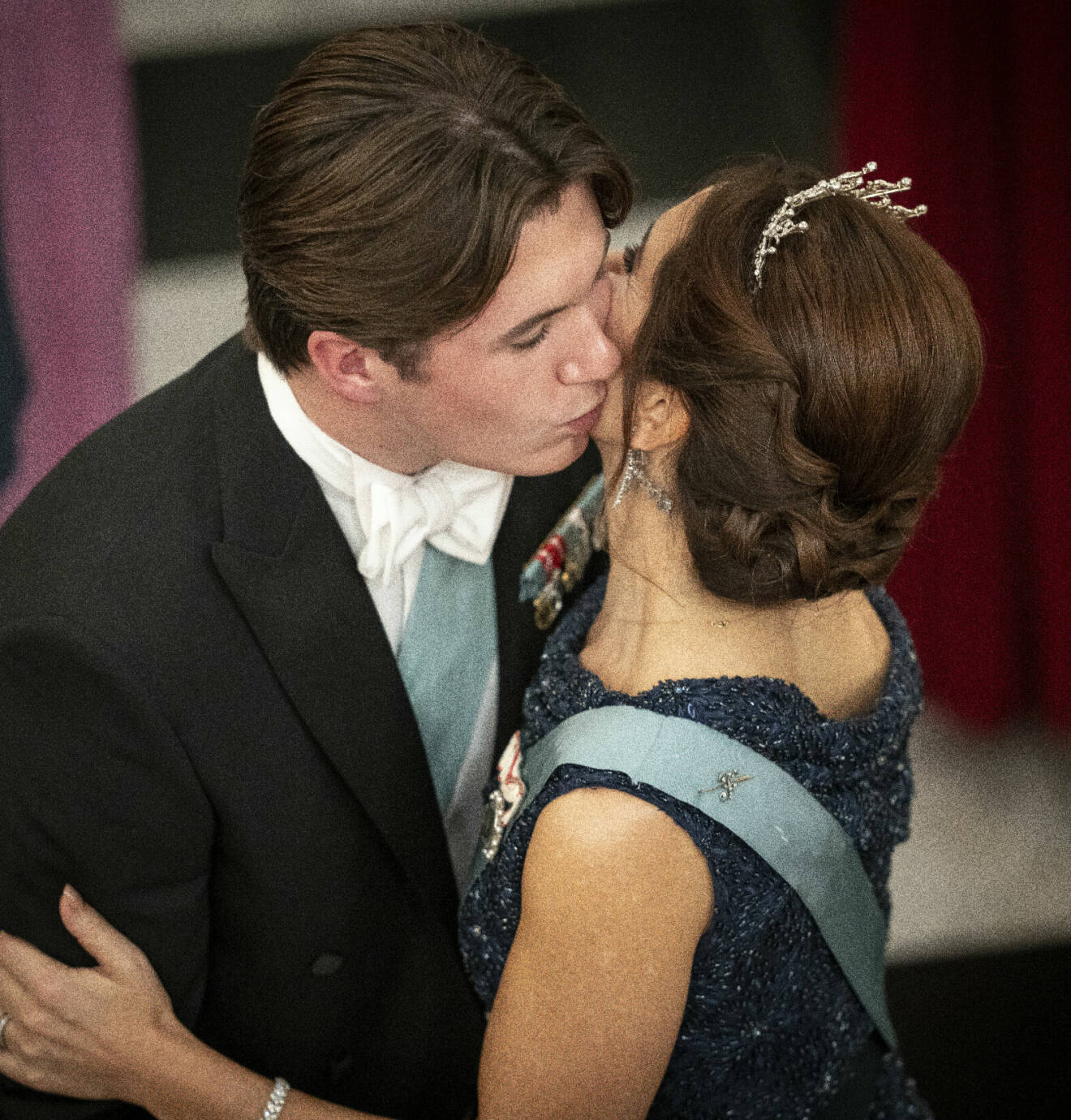 Prins Christian får en kindpuss av sin mamma kronprinsessan Mary