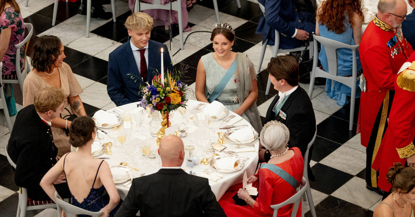 Prinsessan Ingrid Alexandra sitter bredvid prins Christian och drottning Margrethe