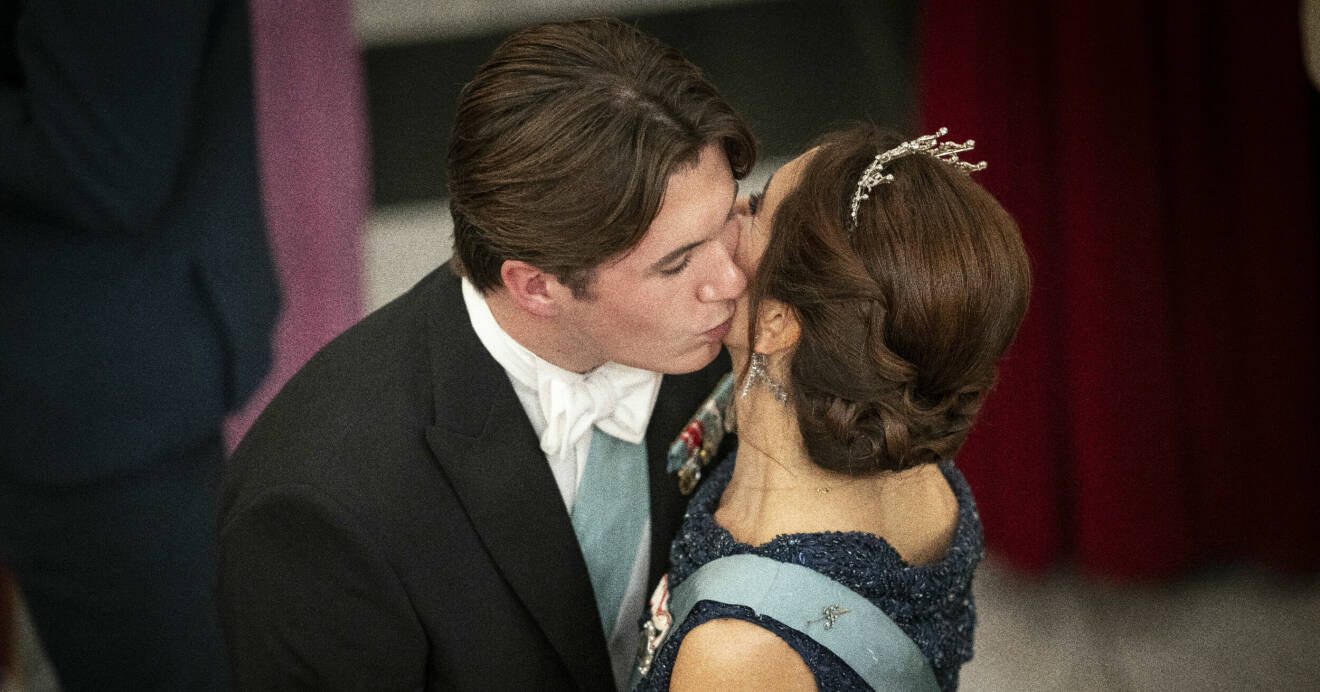 Kronprinsessan Mary kysser sin son prins Christian på kinden