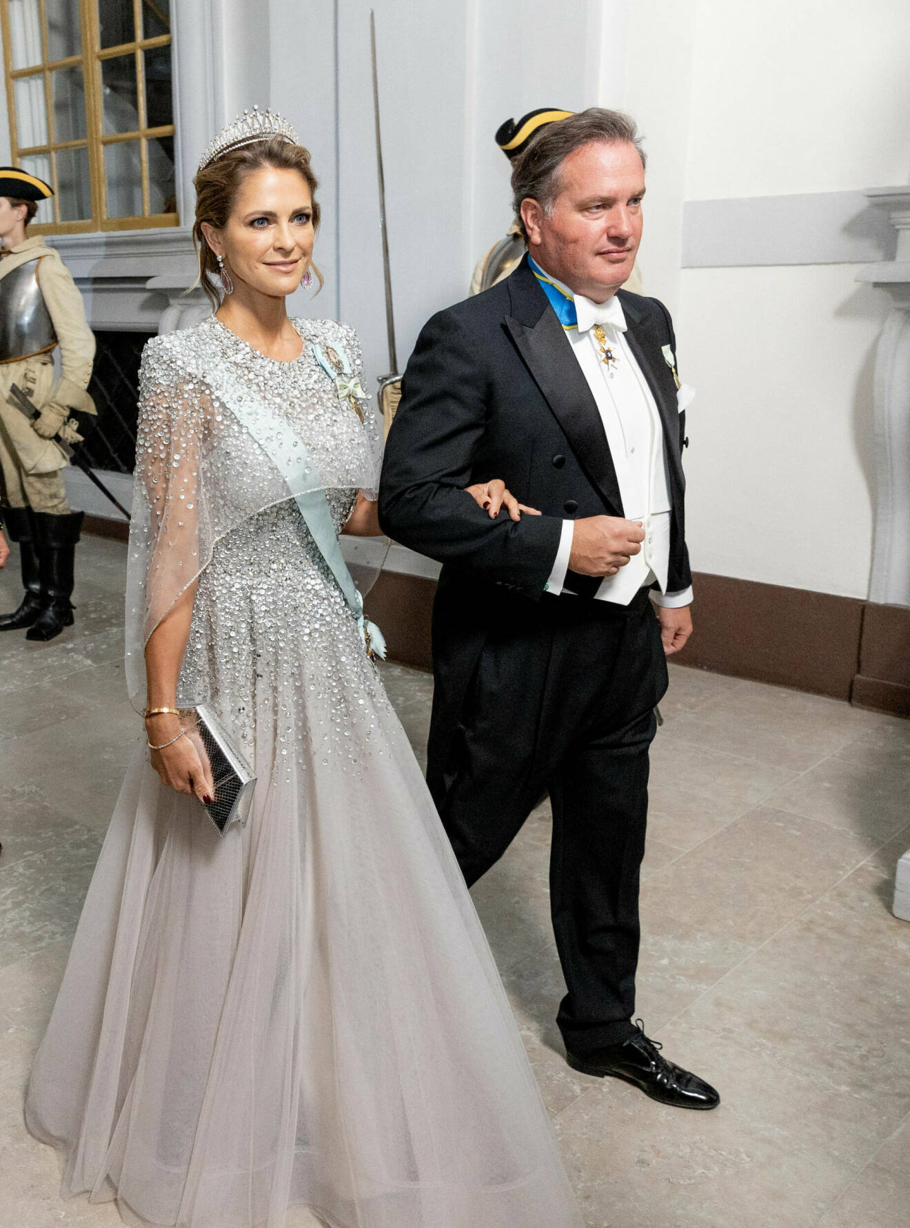 Prinsessan Madeleine och Chris O'Neill anländer till bankett på slottet