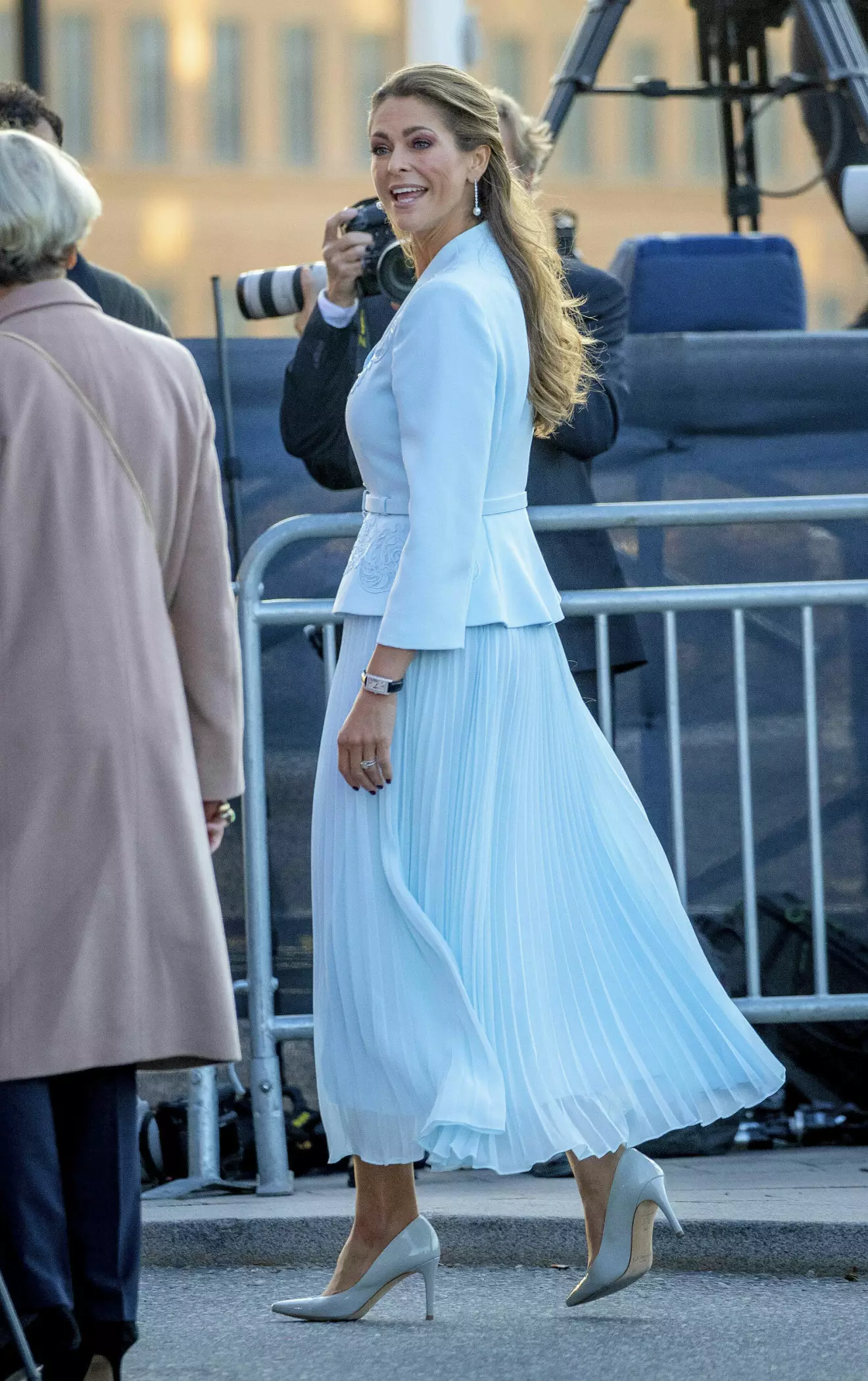 Prinsessan Madeleine i blå klänning under kungens firande