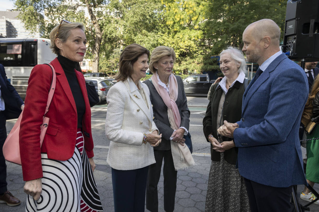 Drottning Silvia med Lena Kaplan, Alexander Klingspor, Kirstine von Blixen-Finecke och Sveriges generalkonsul Camilla Mellander