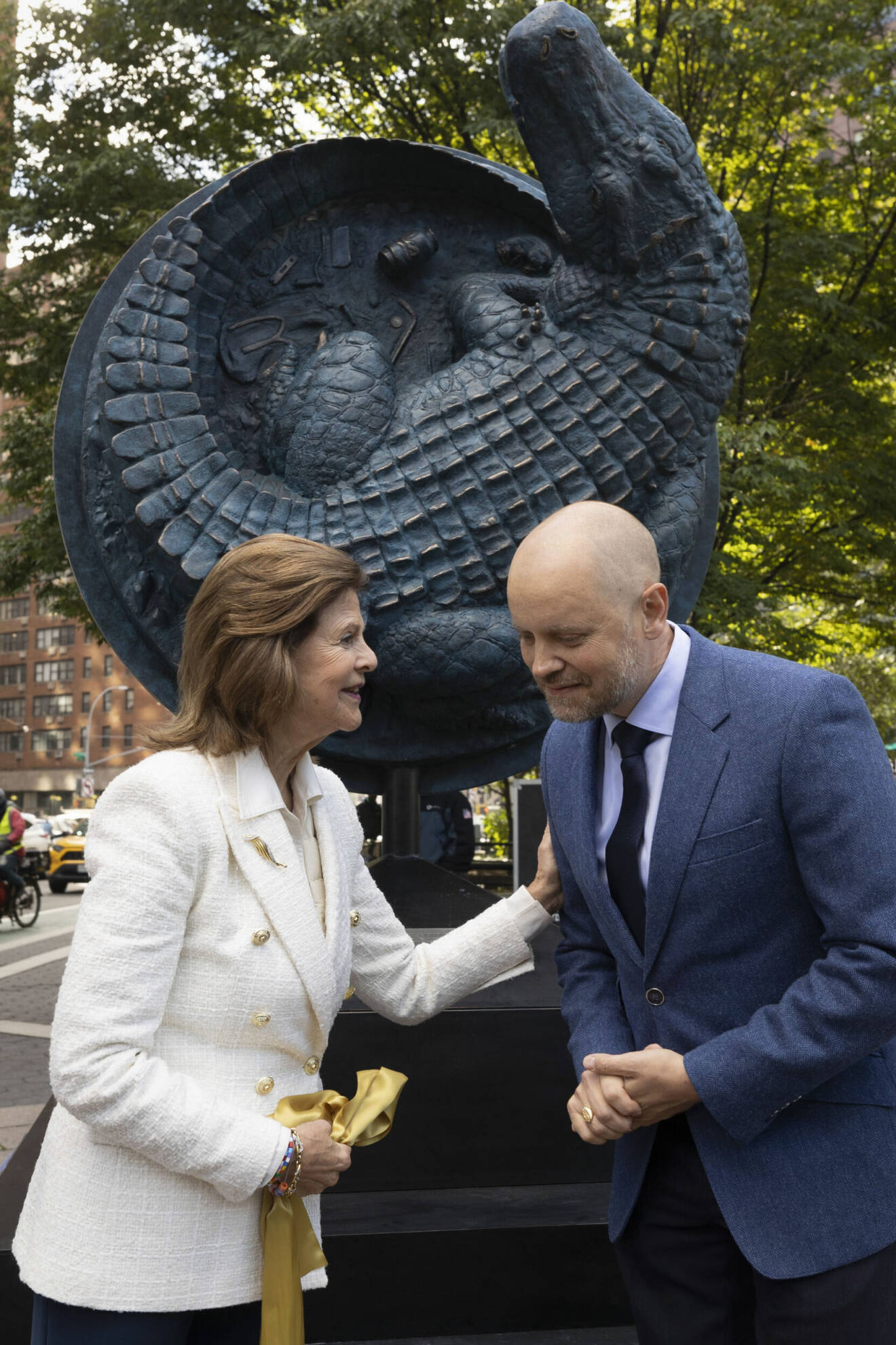 Drottning Silvia i New York med svenske konstnären Alexander Klingspor och hans verk New York City Legend