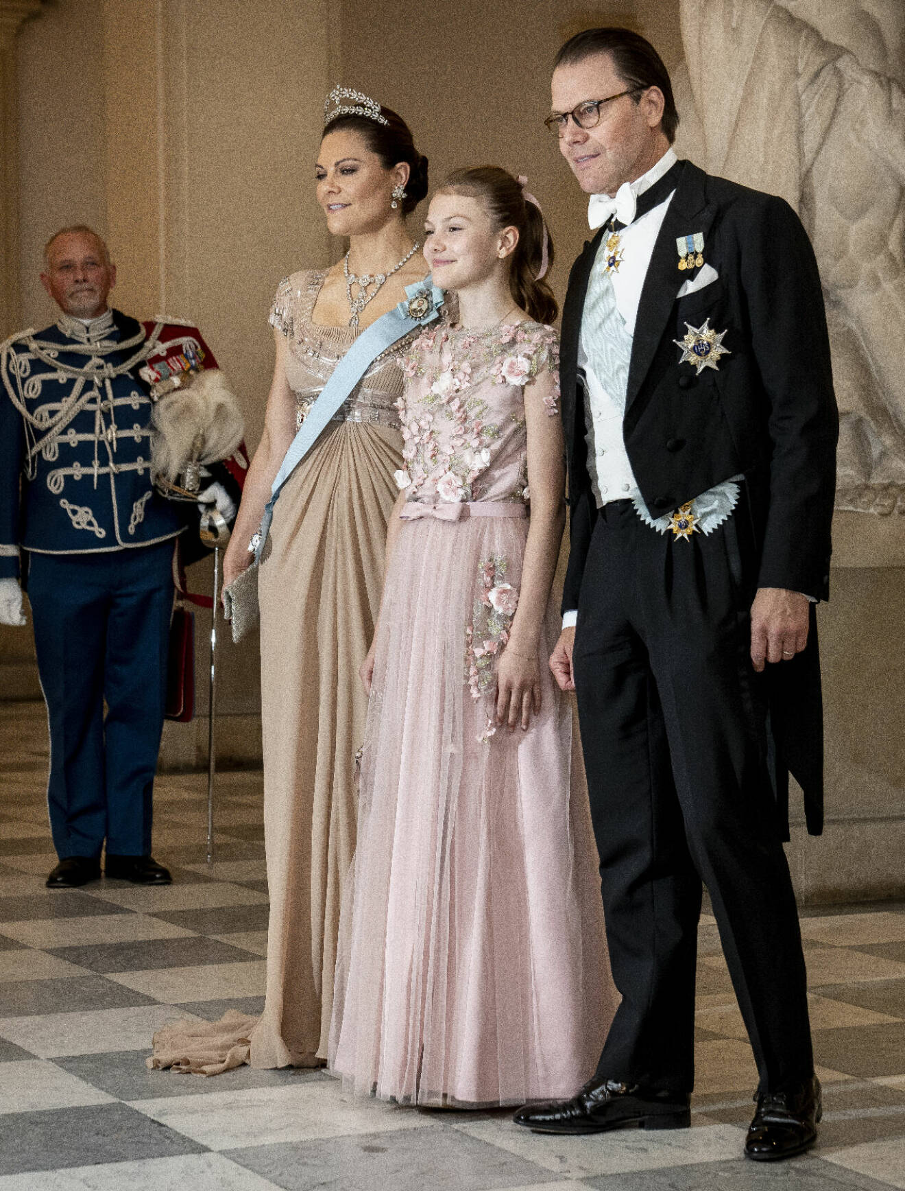 Prins Daniel på galamiddag i Köpenhamn med kronprinsessan Victoria och prinsessan Estelle