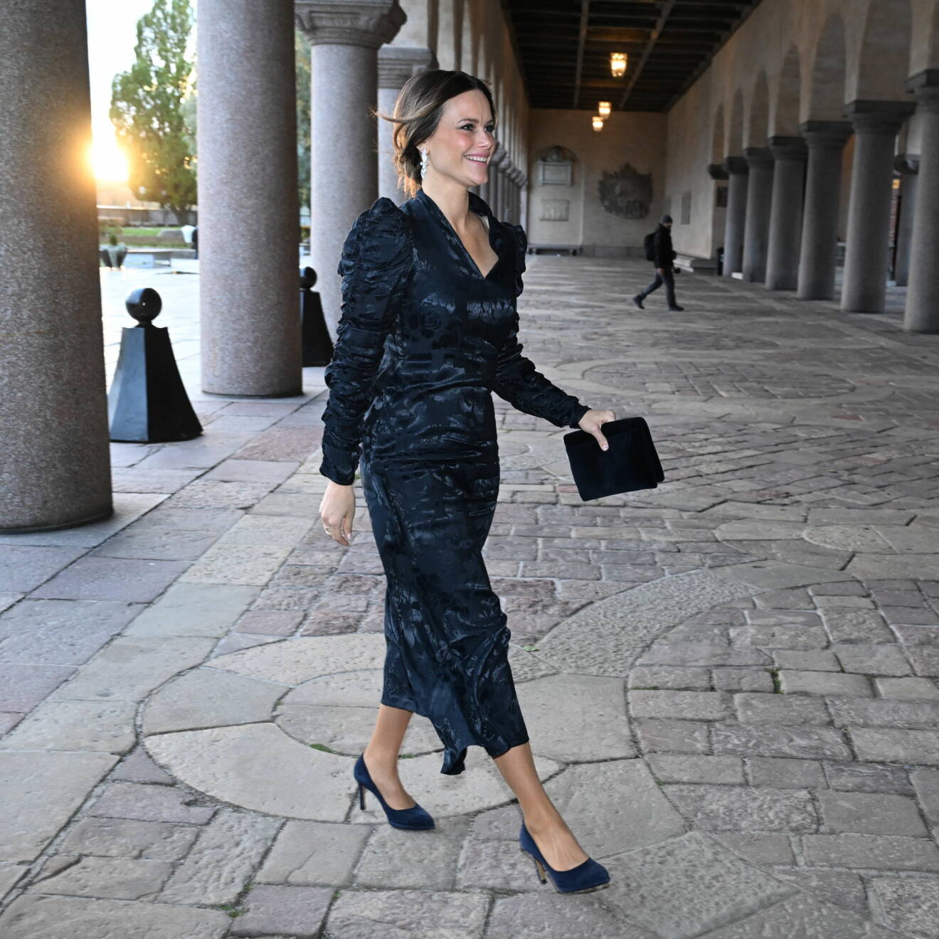 Prinsessan Sofia i en svart eller midnattsblå klänning med draperingar