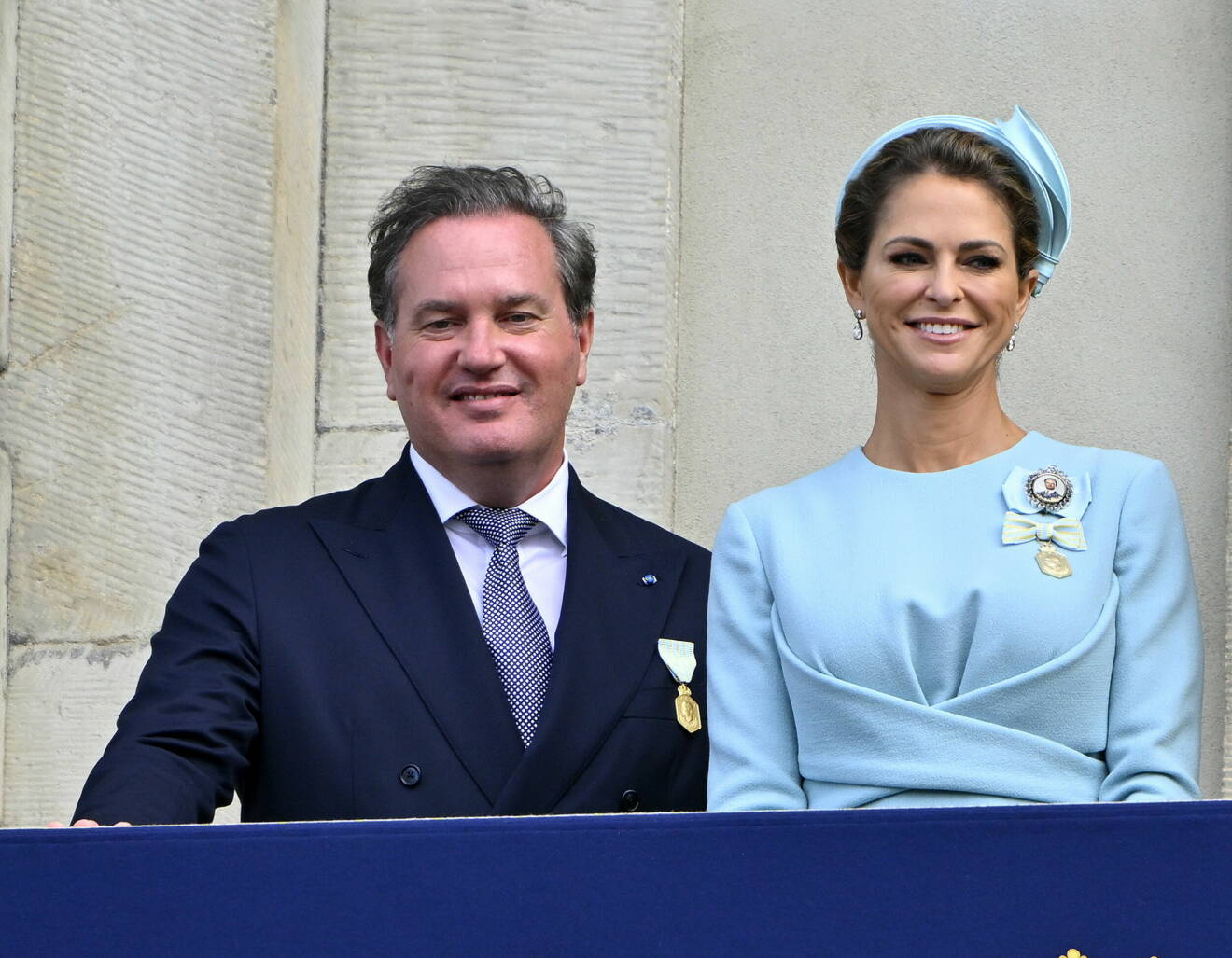 Christopher O'Neill och prinsessan Madeleine Högvaktsavlösningen på yttre borggården på Stockholms slott med anledning av kung Carl XVI Gustafs 50-årsjubileum på tronen.