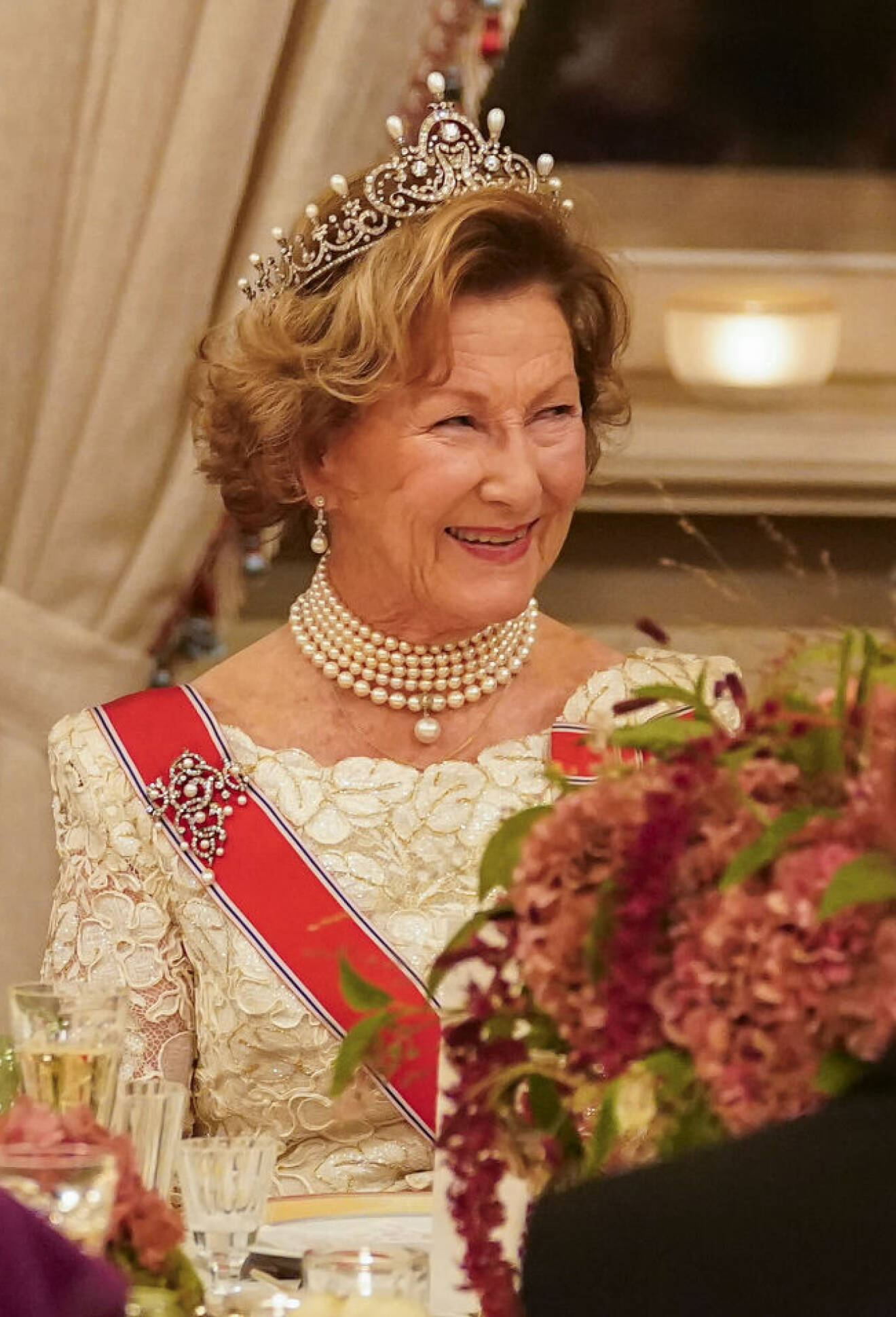 Drottning Sonja i vitt och pärlor vid Stortingsmiddagen 2023