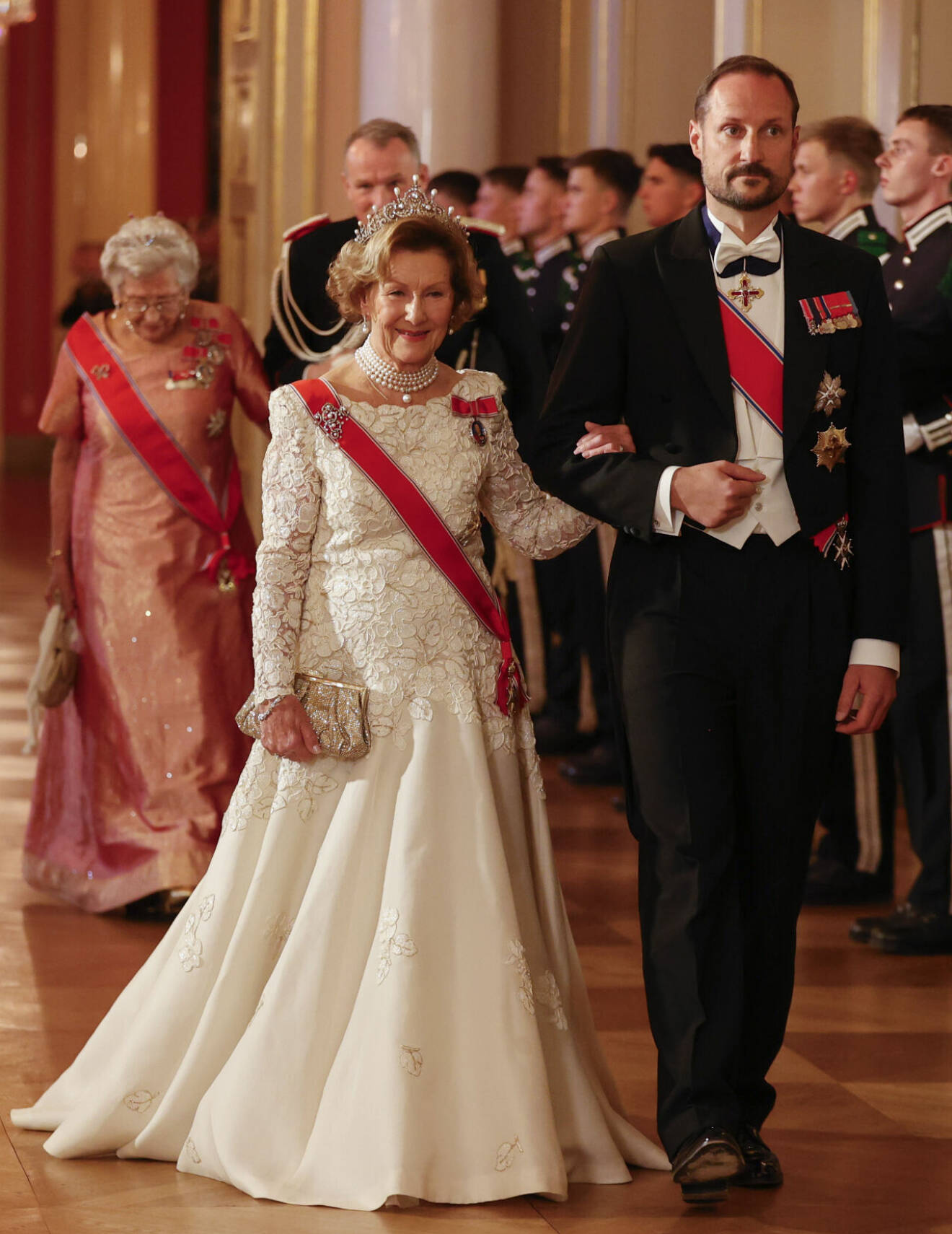 Kronprins Haakon eskorterar drottning Sonja vid Stortingsmiddagen 2023