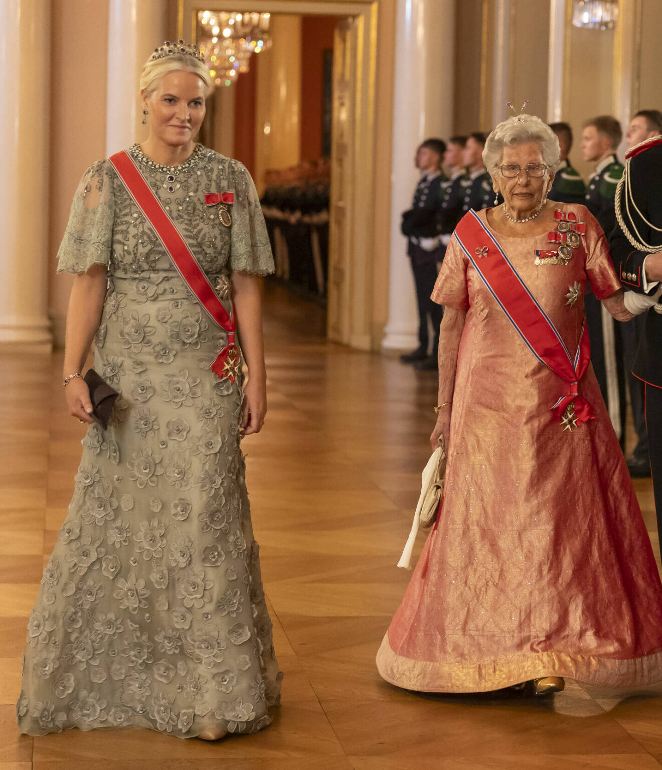 Kronprinsessan Mette-Marit och prinsessan Astrid vid Stortingsmiddagen 2023 på slottet i Oslo