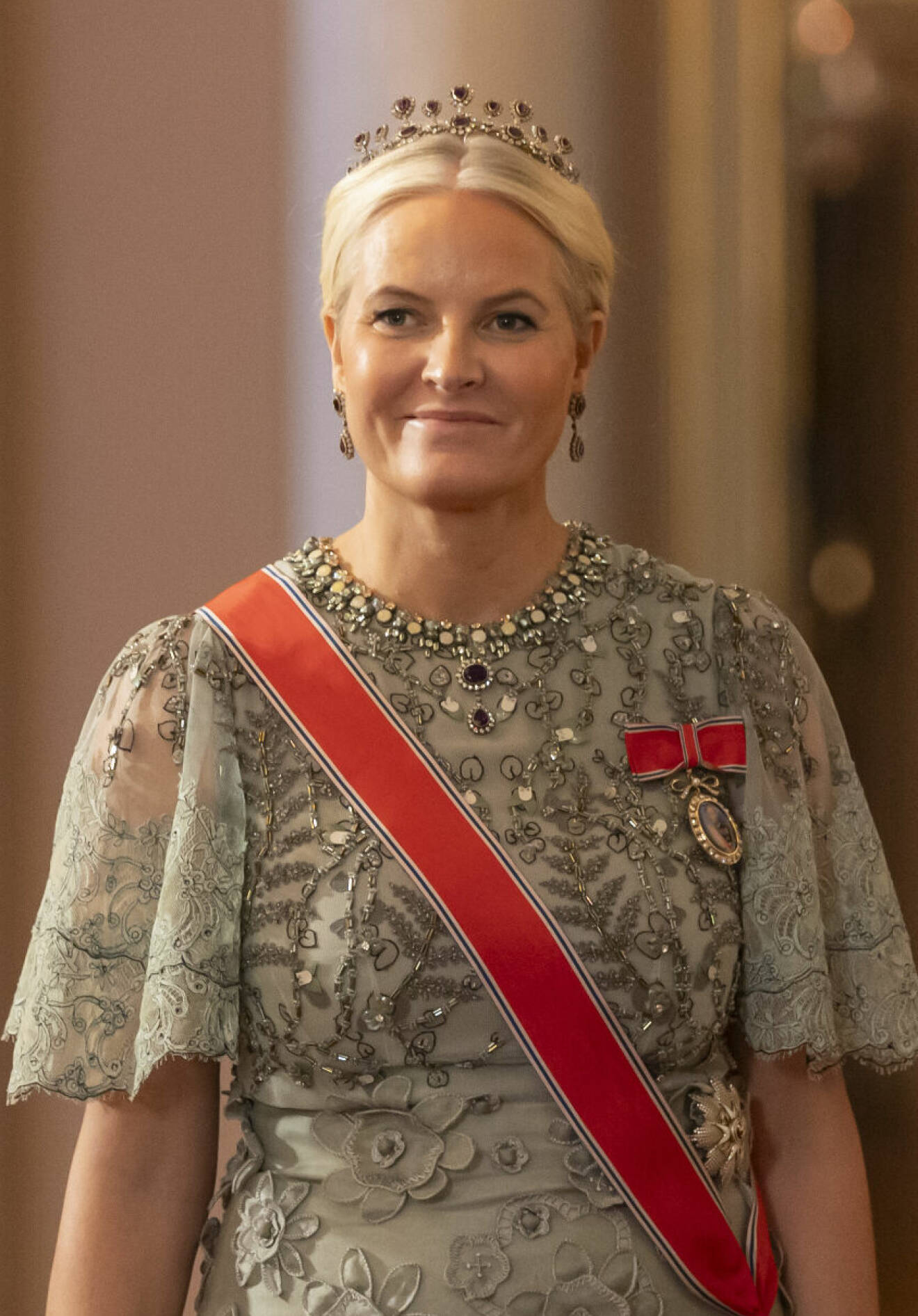 Stortingsmiddagen 2023: Kronprinsessan Mette-Marit i ljust grön aftonklänning och tiara med ametister