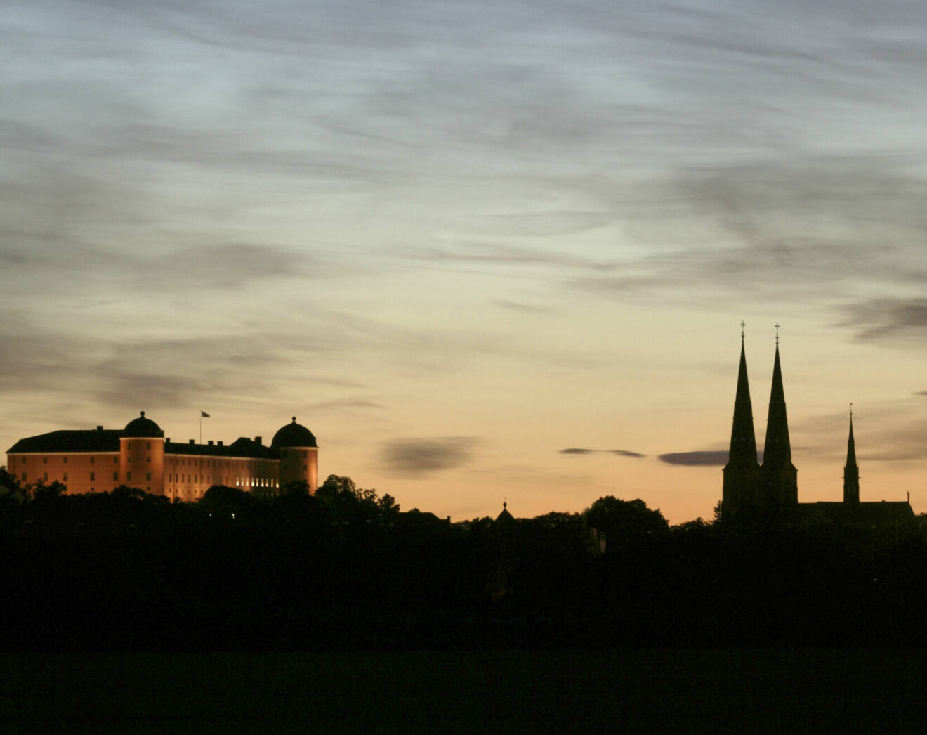 Uppsala by night med slottet och domkyrkan