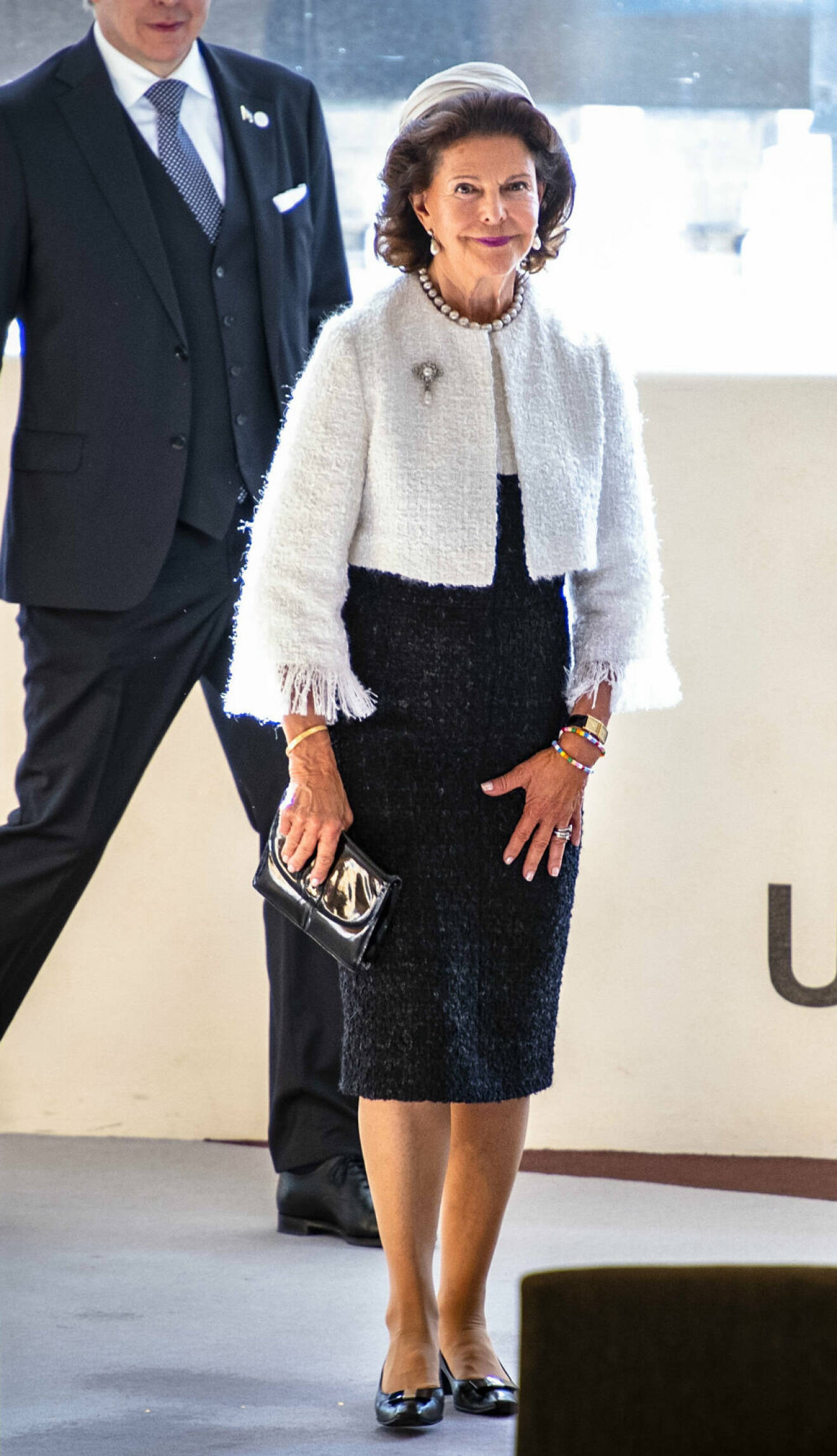 Drottning Silvia på riksmötet 2020 i vit och svart klänning och vit dräktjacka med fransar från Georg et Arend