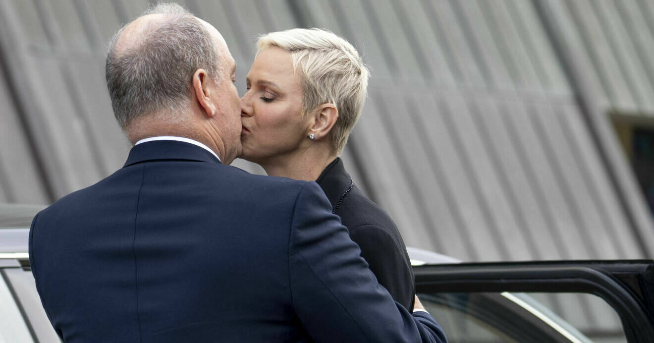 Furst Albert och furstinnan Charlene kysser varandra