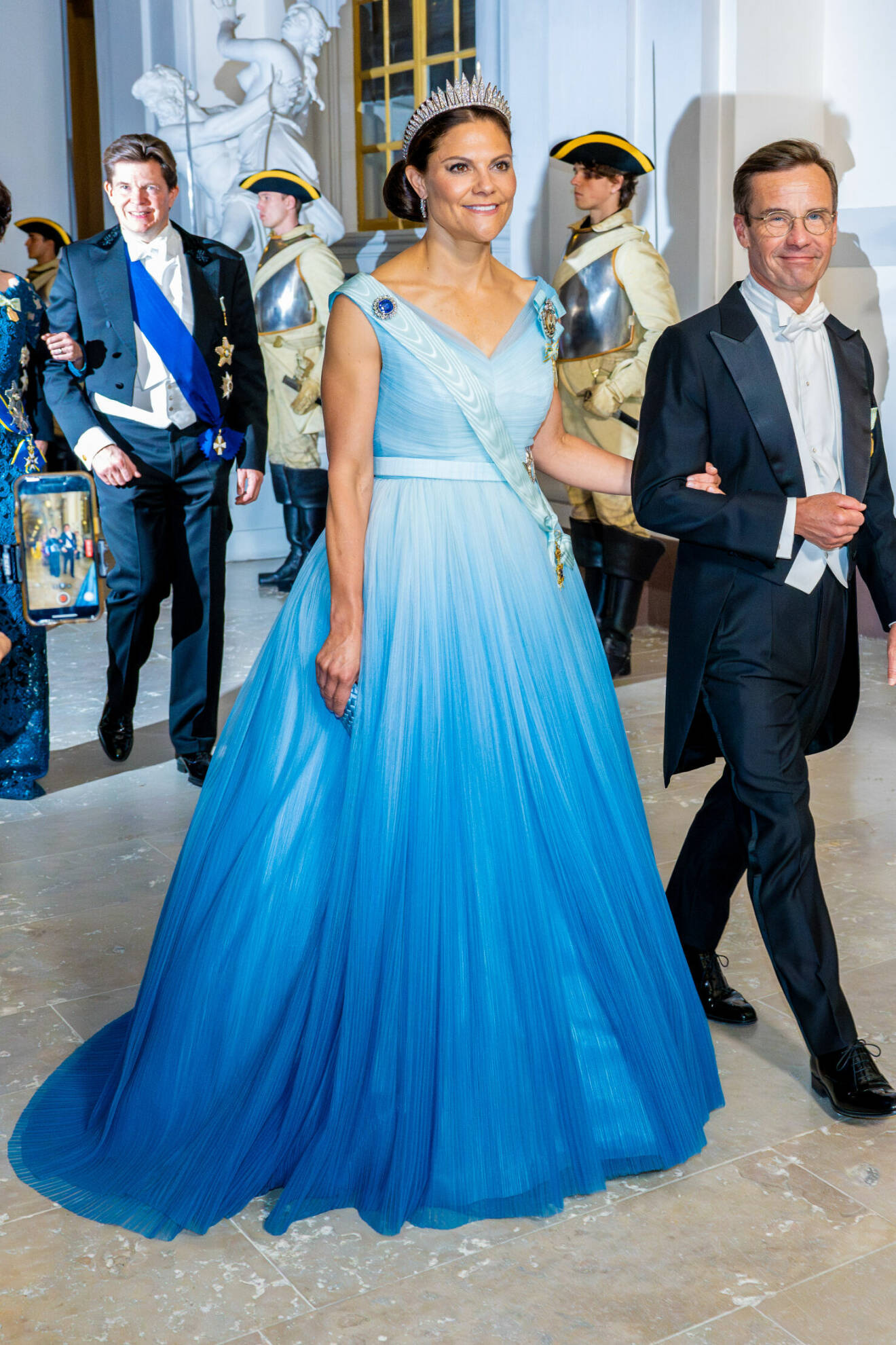 Kronprinsessan Victoria i blå aftonklänning designad av Christer Lindarw