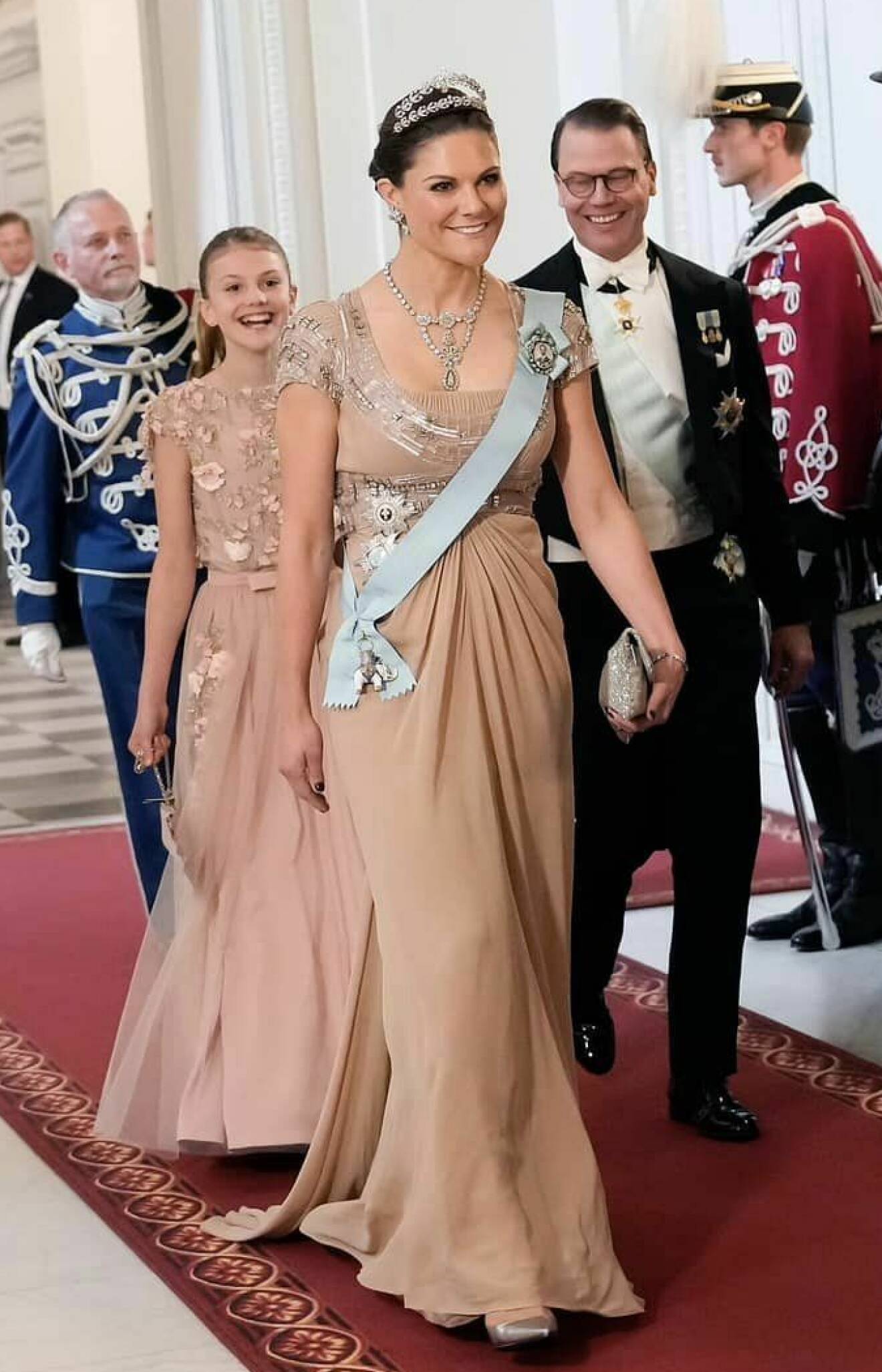 Kronprinsessan Victoria i puderrosa aftonklänning från Elie Saab
