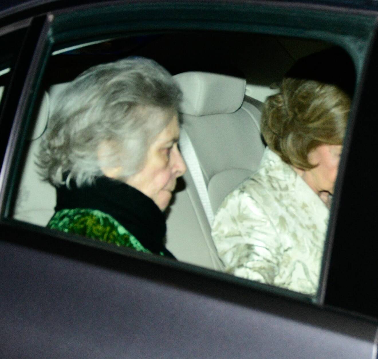 Prinsessan Leonors farmor drottning Sofia på väg till det privata firandet med sin syster prinsessan Irene