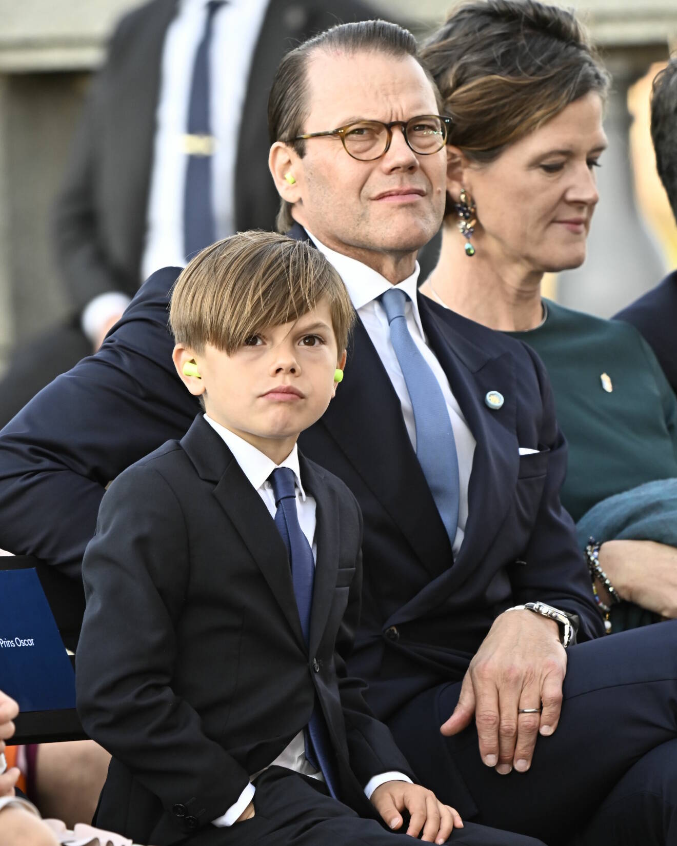 Prins Daniel och prins Oscar i publiken när Stockholm stad arrangerar en jubileumskonsert på Norrbro under lördagen i samband med kung Carl XVI Gustafs 50-årsjubileum på tronen.