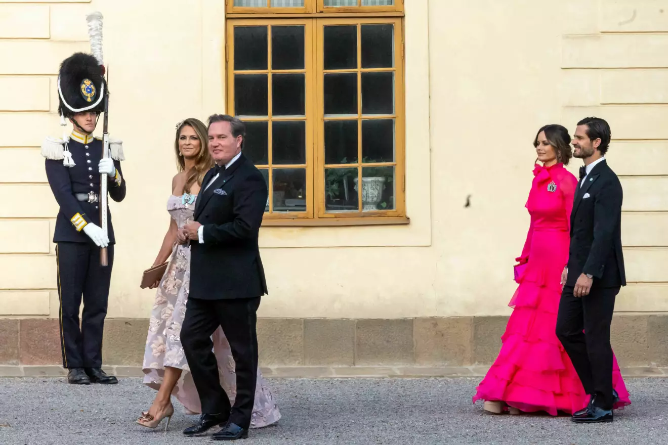 Prinsessan Madeleine och Chris O'Neill utanför Drottningholm slott