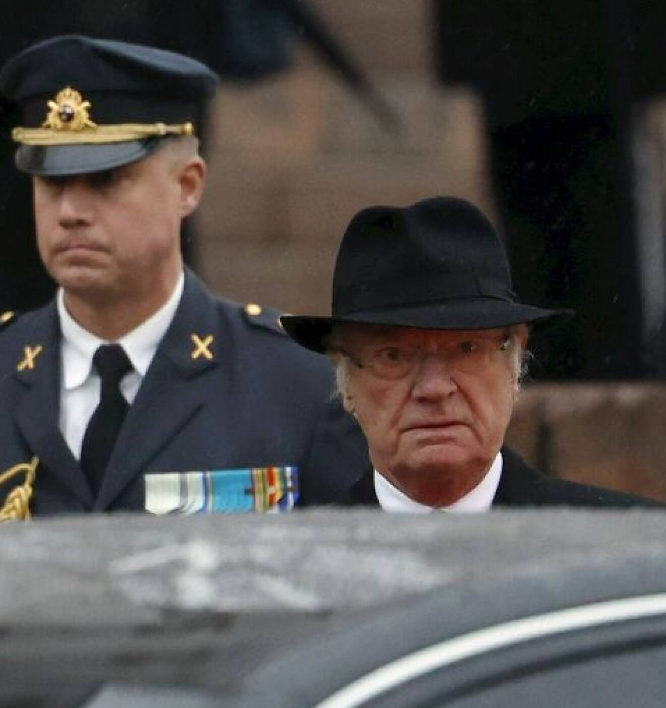 Kung Carl Gustaf med sin adjutant på Martti Ahtisaaris begravning i Helsingfors
