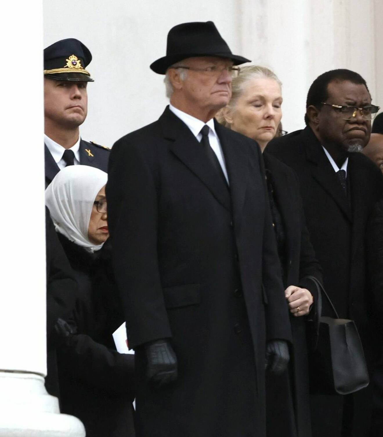 Kungen tar farväl av Martti Ahtisaari under begravningen i Helsingfors domkyrka